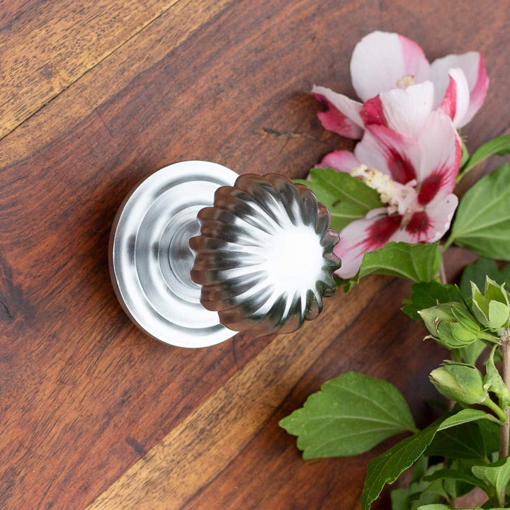 Antikas - Türknauf mit Rosette, feststehend, Türdrücker aus mattem Chrom, wie antik