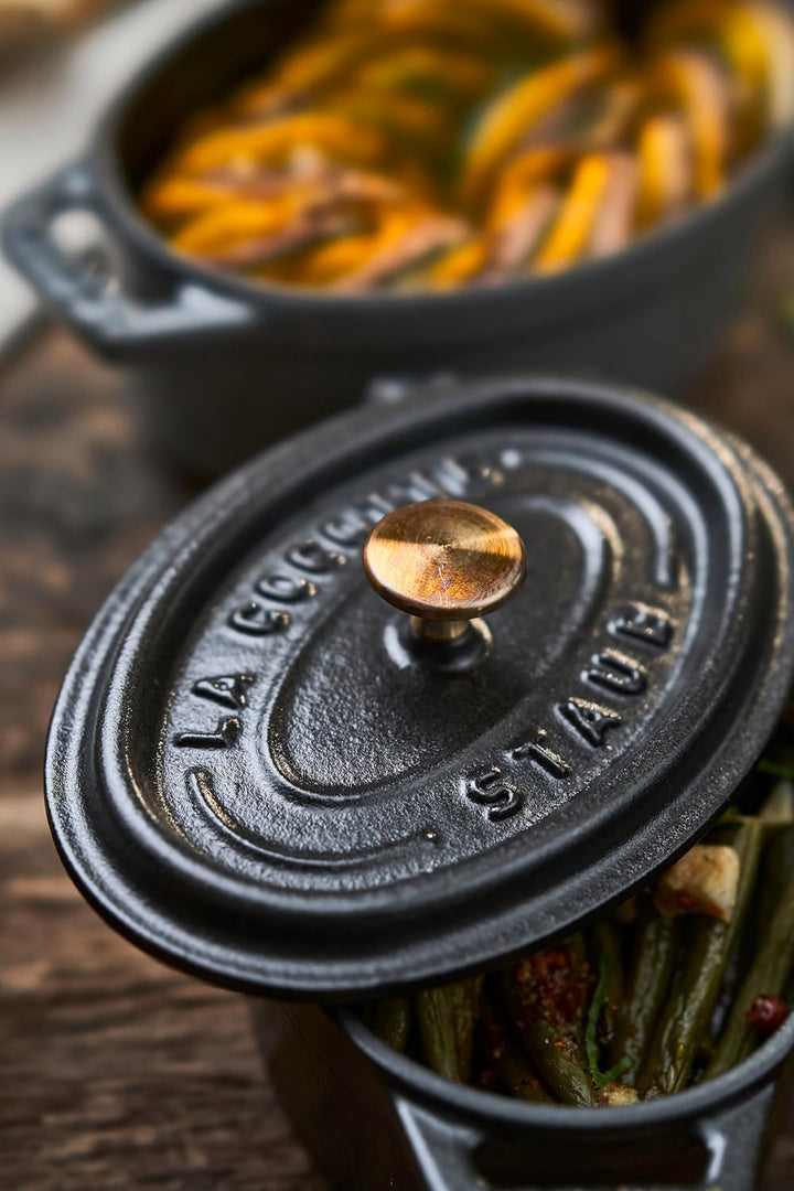 STAUB Gusseisen Bräter/Cocotte, Oval 17 cm, 1 L, Aromaregen Funktion, Für alle Herdarten geeignet, S