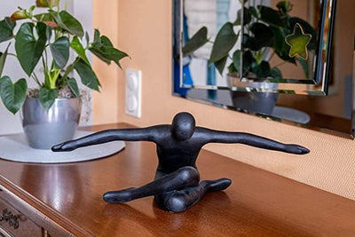 IDYL Moderne Skulptur Figur Sandsteinguss Flying Man | wetterfest | Farbe schwarz | Masse 53x19x20 c