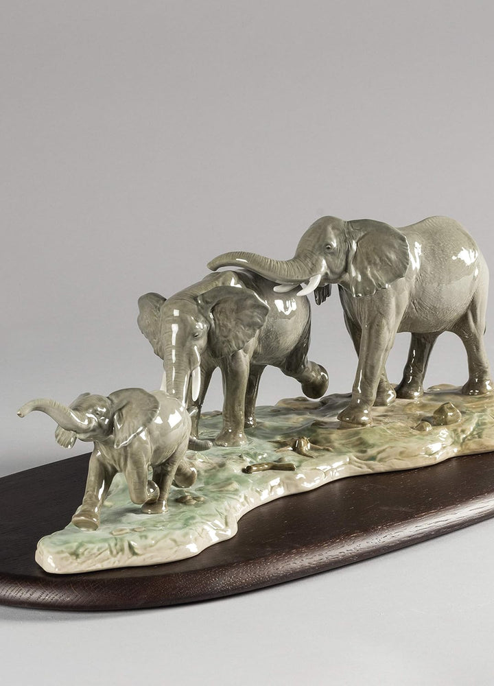 LLADRÓ Elefant-Skulptur Wir Treten In Deine Fussstapfen. Elefant. Porzellan.