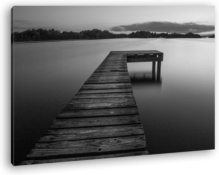 deyoli Bootssteg am ruhigem See Effekt: Schwarz/Weiss Format: 60x40 als Leinwand, Motiv fertig gerah