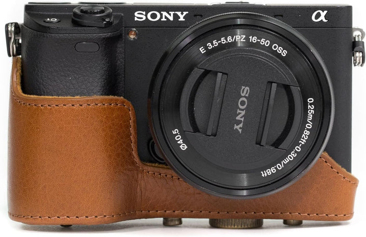 MegaGear MG560 Leder Kameratasche für Spiegelreflexkamera Sony Alpha A6000 mit 16-50mm Objektiv (Hel