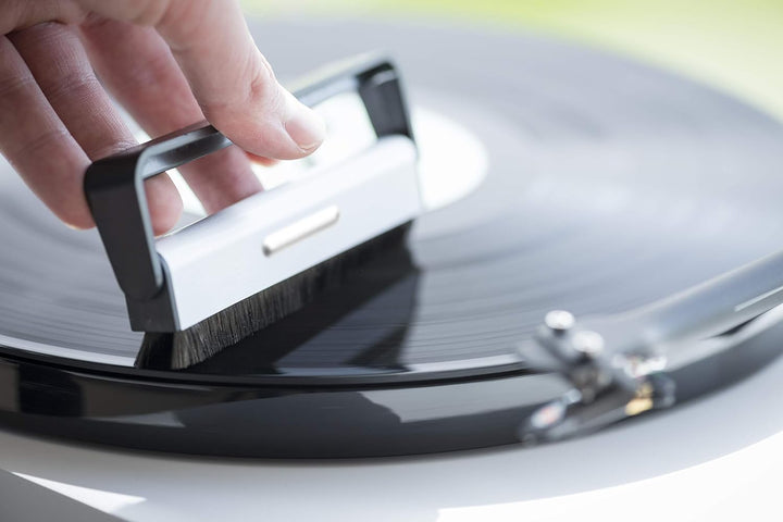 Audio-Technica at-VM 95 C Tonabnehmer & Pro-Ject Kohlefaser-Reinigungsbürste Brush it für Schallplat