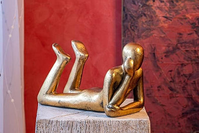 IDYL Moderne Skulptur Figur Sandsteinguss Lying Man | wetterfest |Farbe Gold | Masse 31x14x19 cm | D