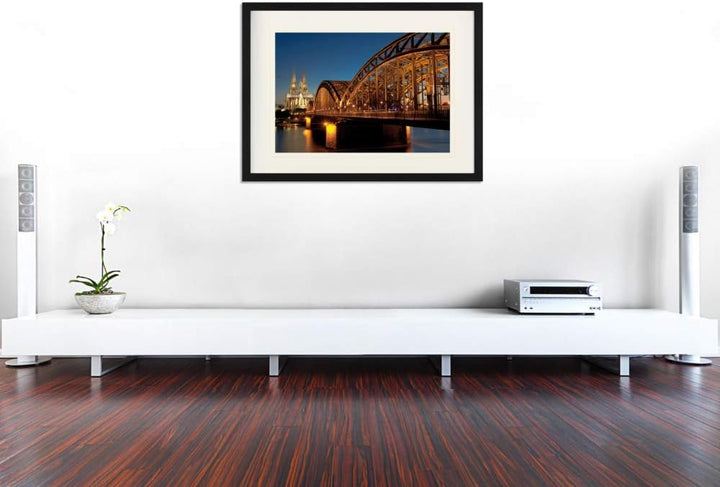 1art1 Köln Poster Hohenzollernbrücke Und Kölner Dom Bei Nacht Gerahmtes Bild Mit Edlem Passepartout