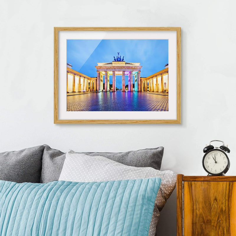 Bild mit Rahmen - Erleuchtetes Brandenburger Tor - Rahmenfarbe Eiche, 50 x 70 cm 50cm x 70cm Eiche,