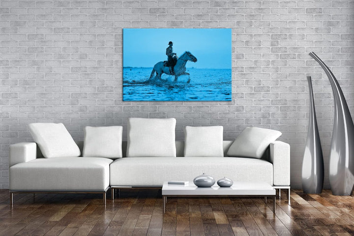 Cowboy reitet auf dem Wasser Format 80x60 Effekt: Monocrome Blau als Leinwandbild, Motiv fertig gera