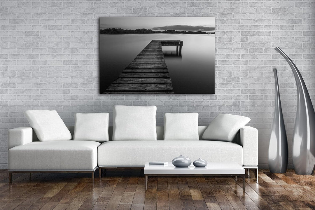 deyoli Bootssteg am ruhigem See Effekt: Schwarz/Weiss Format: 60x40 als Leinwand, Motiv fertig gerah