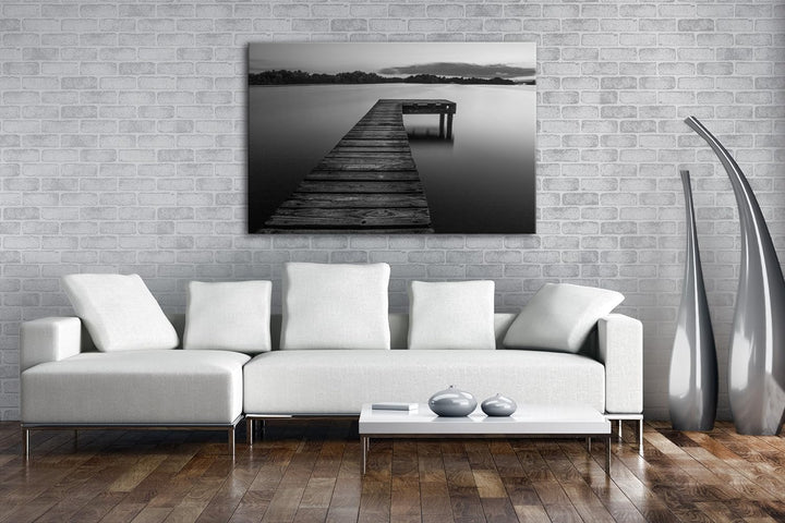 deyoli Bootssteg am ruhigem See Effekt: Schwarz/Weiss Format: 60x40 als Leinwand, Motiv fertig gerah