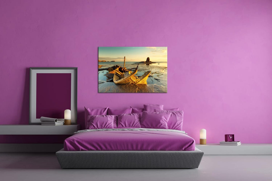 deyoli altes Bootswrack in der Meeresbucht Format: 80x60 als Leinwandbild, Motiv fertig gerahmt auf
