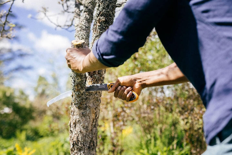 Fiskars Profi Handsäge für frisches Holz, Grobzahnung, Hochwertiges Stahl-Sägeblatt, Inklusive Aufbe