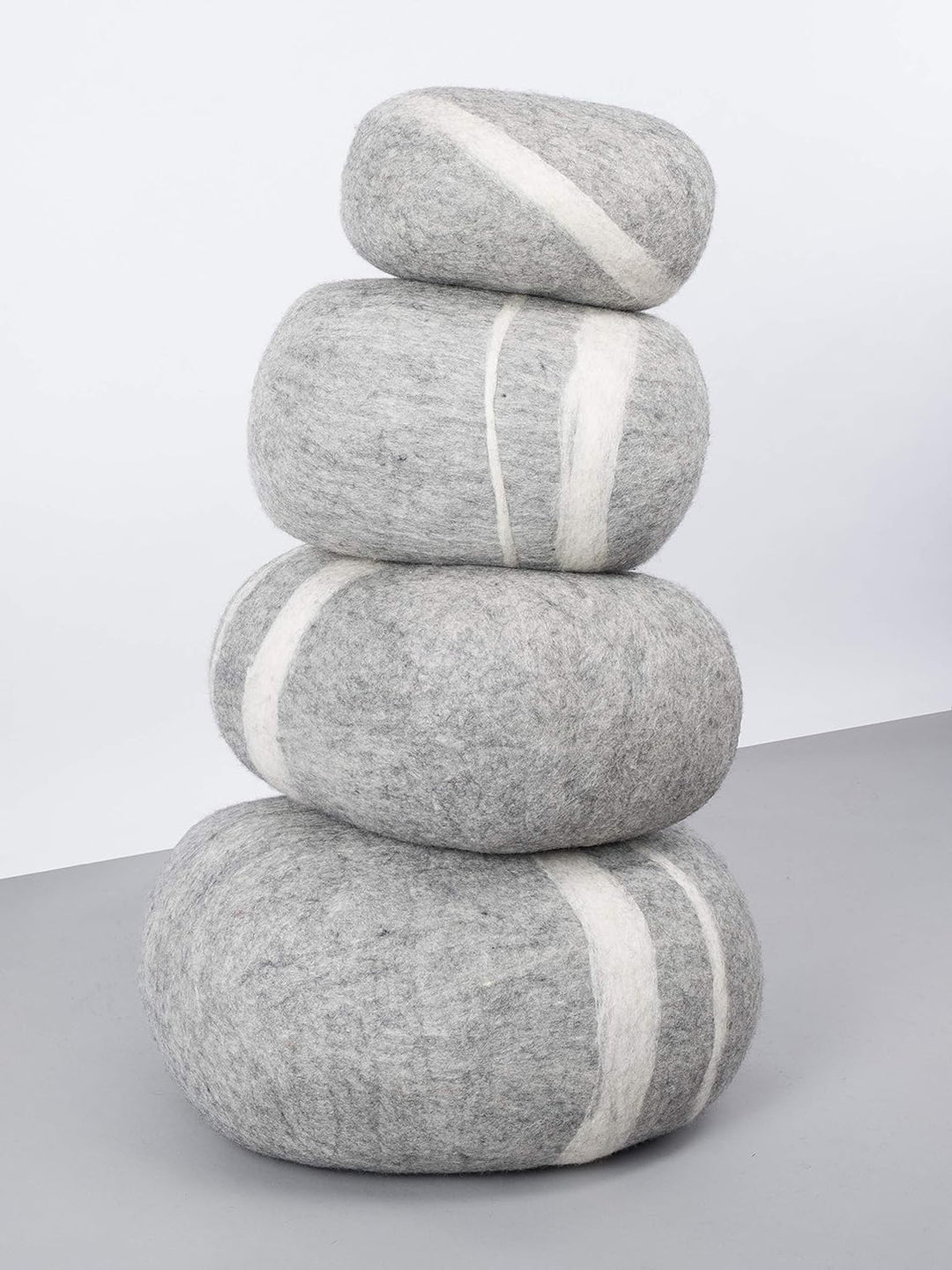 myfelt Carl - Filz Kieselstein, Meditationskissen, Yogakissen, Dekokissen hellgrau rund - Grösse XL