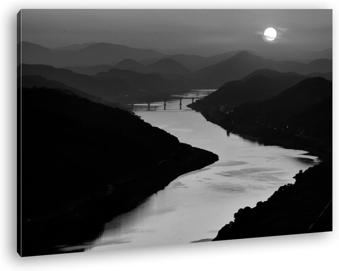 deyoli Dark langer Fluss im roten Sonnenschein Effekt: Schwarz/Weiss im Format: 80x60 als Leinwandbi