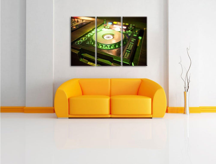 Pixxprint Grün beleuchteter DJ Pult als Leinwandbild | Grösse: 3 Teilig (120x80) | Wandbild| Kunstdr
