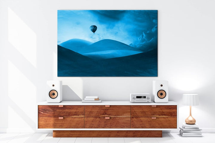 deyoli gezeichneter Heizluftballon über Wüstenlandschaft Format 100x70 Effekt: Monocrome Blau als Le