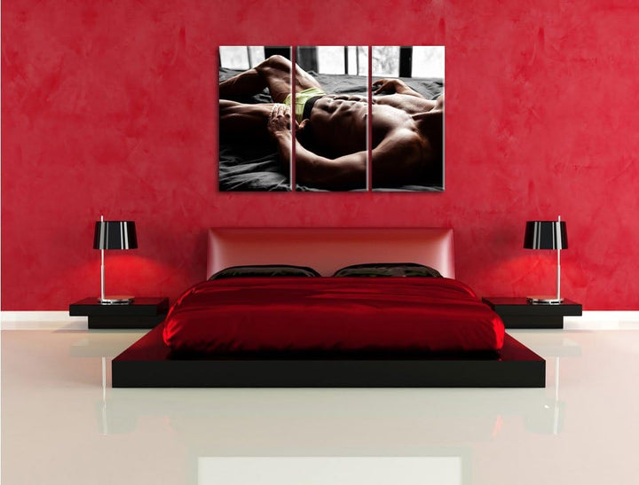 Pixxprint Muskulöser Mann im Bett B&W Detail 3-Teiler Leinwandbild 120x80 Bild auf Leinwand