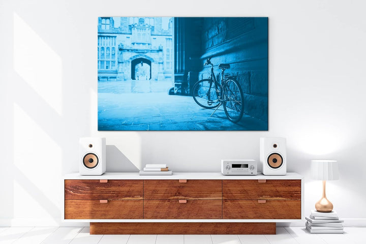 deyoli Fahrrad in einem alten Stadtviertel Format 80x60 Effekt: Monocrome Blau als Leinwandbild, Mot
