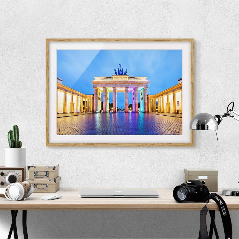 Bild mit Rahmen - Erleuchtetes Brandenburger Tor - Rahmenfarbe Eiche, 50 x 70 cm 50cm x 70cm Eiche,