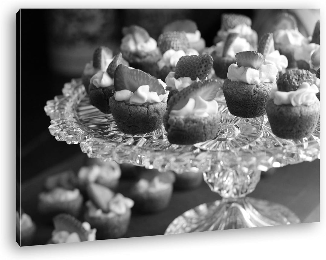 deyoli appetitliches Dessert mit Erdbeeren Effekt: Schwarz/Weiss im Format: 80x60 als Leinwandbild,