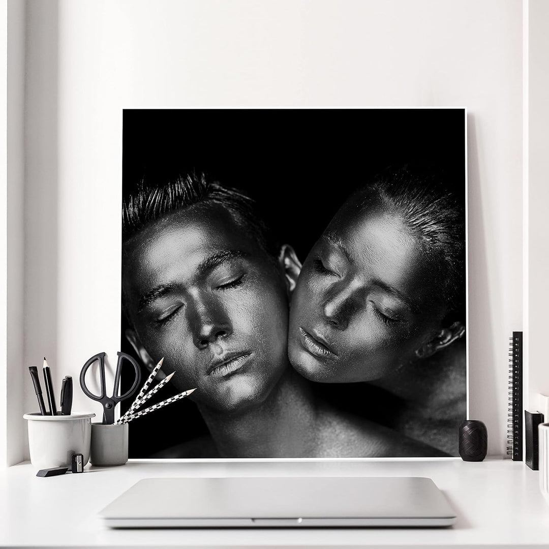 wandmotiv24 Poster als Wanddeko, Grösse 50x50cm, sinnliches Paar Foto, Models, Schwarz Weiss, Silber