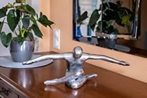 IDYL Moderne Skulptur Figur Sandsteinguss Flying Man | silberfb. | Masse 53x19x20 cm | Dekorationfig
