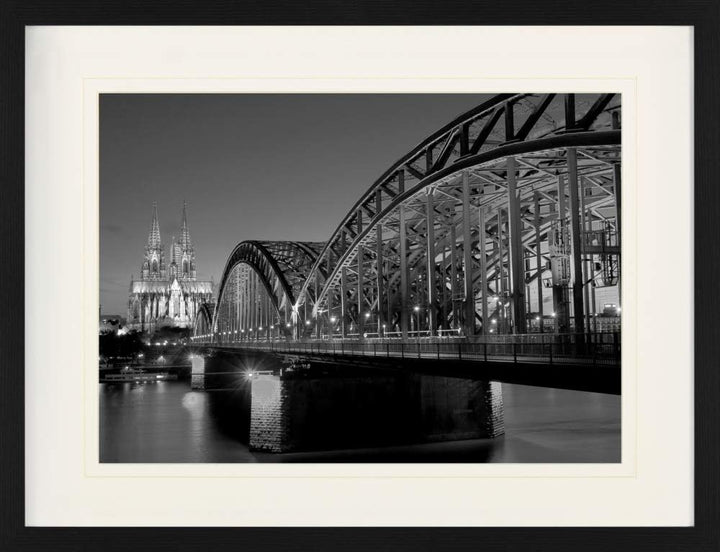 1art1 Köln Poster Hohenzollernbrücke Und Kölner Dom Bei Nacht S/W Gerahmtes Bild Mit Edlem Passepart