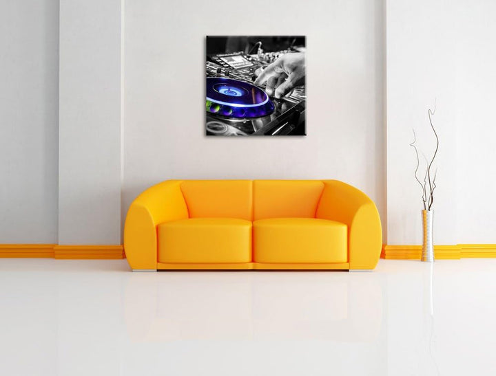 Pixxprint DJ bei der Arbeit am Plattenteller schwarz/weiss, Format: 70x70 auf Leinwand, 70x70