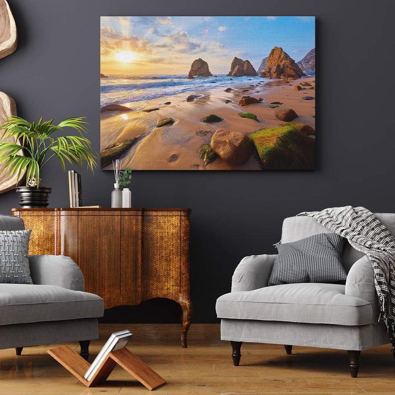 PICANOVA – Bild auf Leinwand Meeresstrand mit Felsen 100x75cm – Leinwandbild – Premium Leinwanddruck