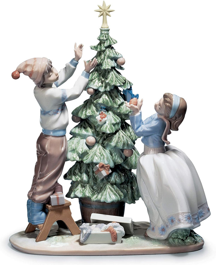 LLADRÓ Figur Den Weihnachtsbaum Schmücken. Weihnachtsbaum. Porzellan.
