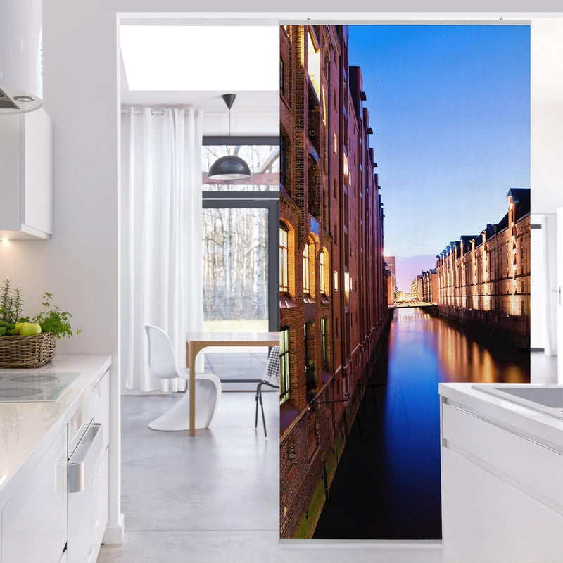 Bilderwelten Raumteiler Hamburg Speicherstadt 250x120cm inkl. transparenter Halterung, inkl. transpa