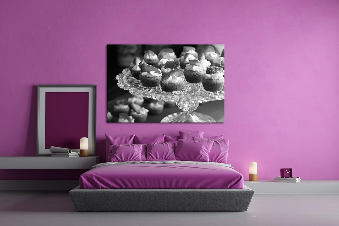 deyoli appetitliches Dessert mit Erdbeeren Effekt: Schwarz/Weiss im Format: 80x60 als Leinwandbild,