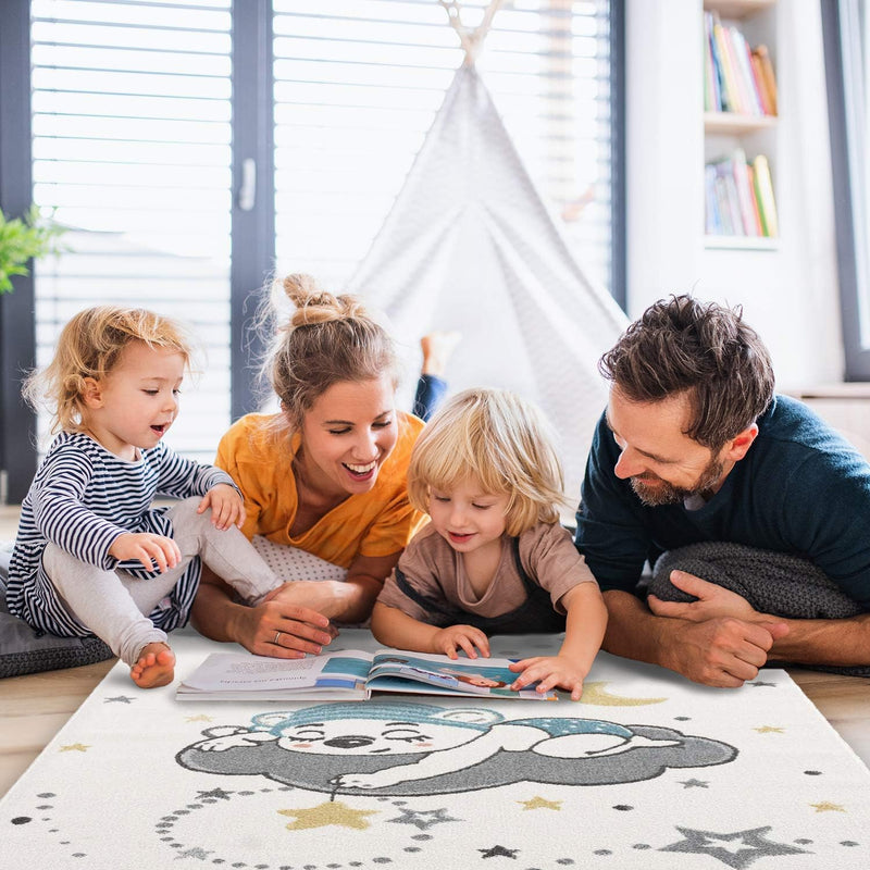 payé Teppich Kinderzimmer - Cream - 140x200cm - Spielteppich Schlafender Süsser Kuschel Bär Wolken M