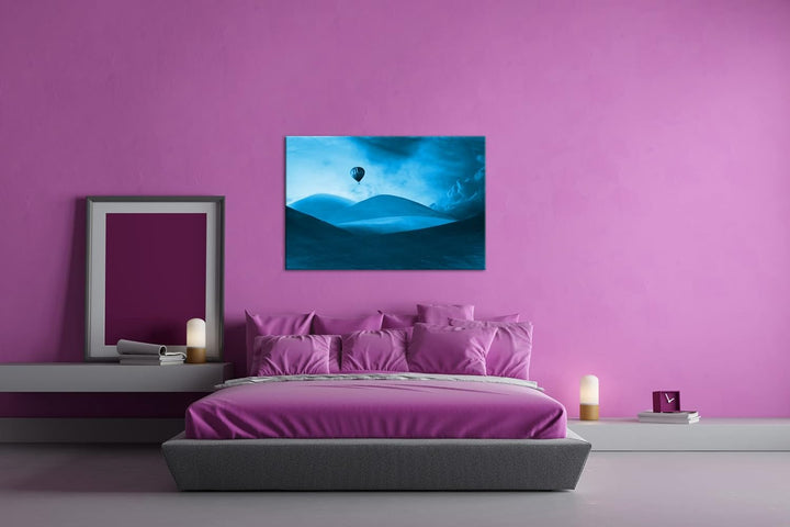 deyoli gezeichneter Heizluftballon über Wüstenlandschaft Format 100x70 Effekt: Monocrome Blau als Le