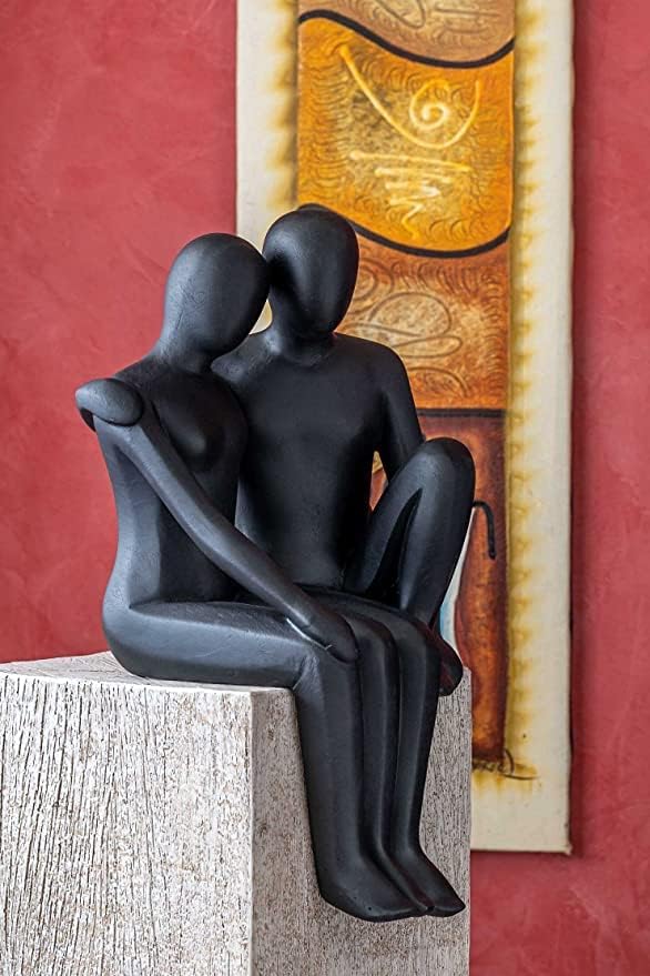 IDYL Moderne Skulptur Figur Sandsteinguss Sitzendes Liebespaar | wetterfest | schwarz | 29x27x55 cm