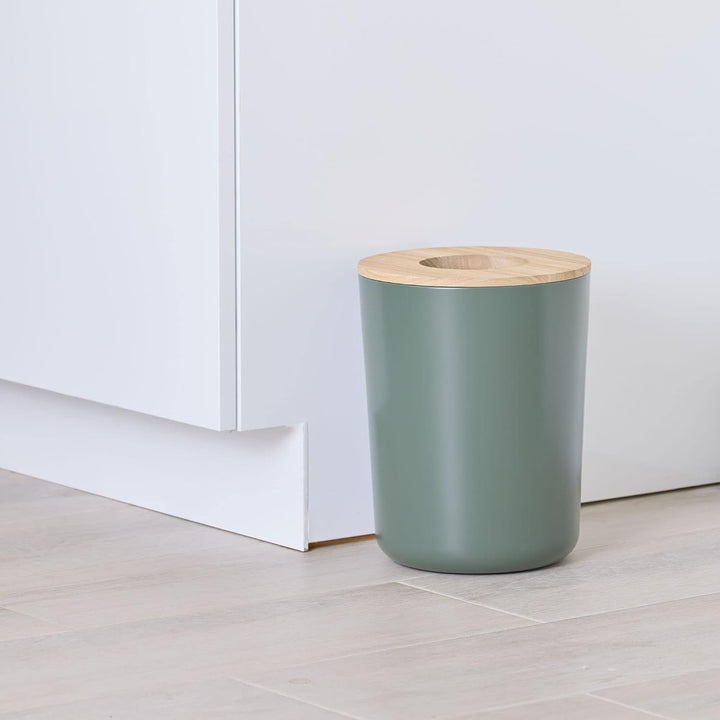 iDesign Kosmetikeimer, kleiner Mülleimer aus Metall und Holz für Waschtisch, Schreibtisch, Esstisch