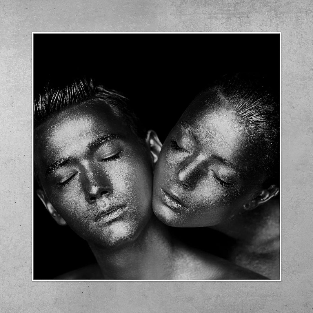 wandmotiv24 Poster als Wanddeko, Grösse 50x50cm, sinnliches Paar Foto, Models, Schwarz Weiss, Silber