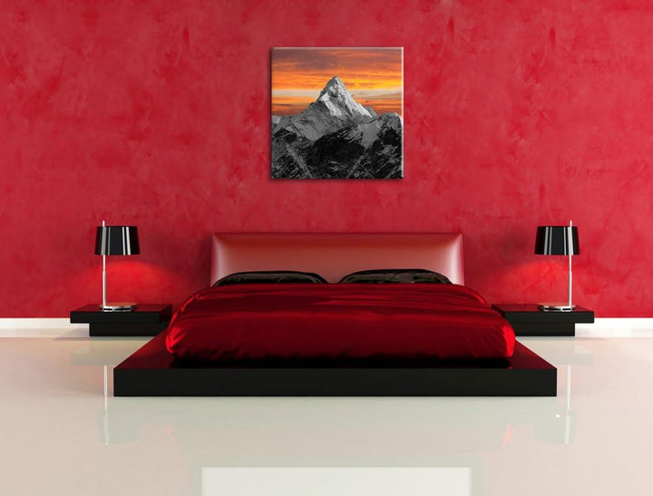 Pixxprint Hoher schneebedeckter Berg bei Sonnenuntergang schwarz/weiss, Format: 70x70 auf Leinwand,